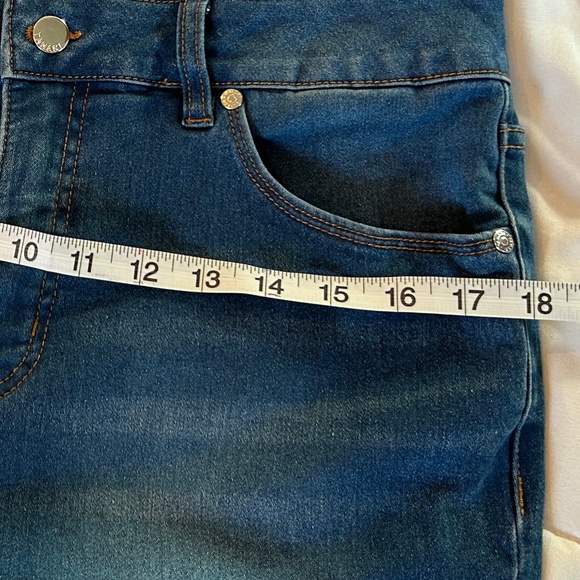 Tahari Haisley Fit Solution Denim Faded Cropped Jean Capri Size 12/31 - Picture 15 of 16
